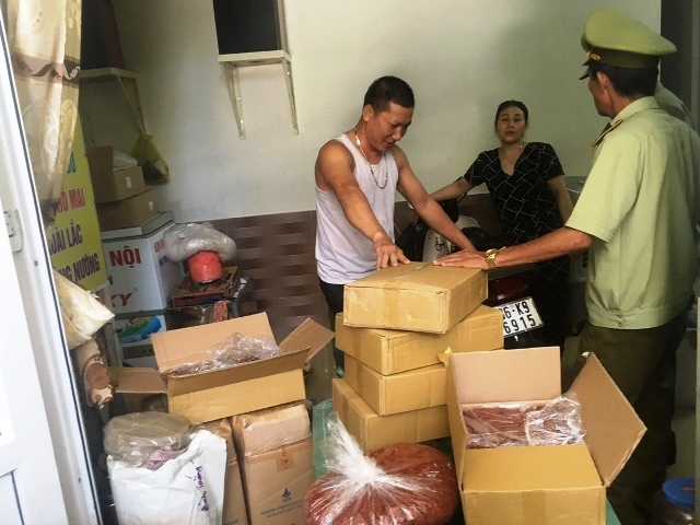 Quản lý thị trường Quảng Bình: Tăng cường kiểm tra lĩnh vực an toàn vệ sinh thực phẩm