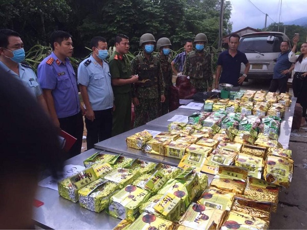 Bắt giữ 11 pho tượng gỗ chứa hàng trăm kg ma túy