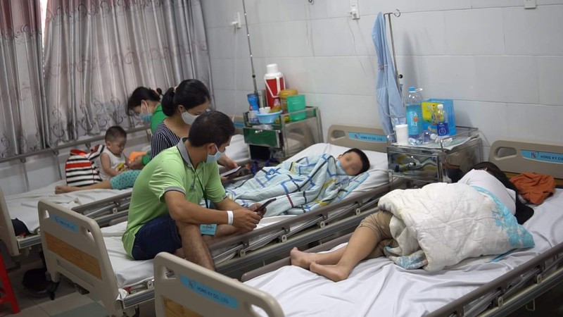 Các em học sinh Trường Tiểu học Bình Trưng Đông đang điều trị tại Khoa Nhi, Bệnh viện Quận 2. Ảnh: BVCC