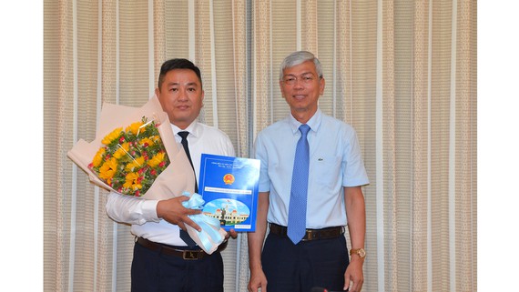 Phó Chủ tịch UBND TP.HCM Võ Văn Hoan trao quyết định cho đồng chí Đặng Phú Thành. Ảnh: VIỆT DŨNG
