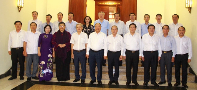 Bộ Chính trị, ban Bí thư chụp ảnh kỷ niệm với đoàn đại biểu tỉnh Thừa Thiên Huế (ảnh VPUB TT Huế)