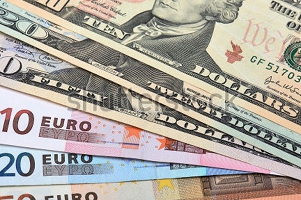 Đồng USD tăng nhẹ, đồng euro và bảng Anh giảm