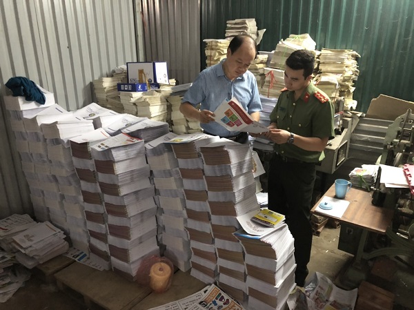Lực lượng chức năng của TP Hà Nội, vừa phát hiện và thu giữ hàng gần 60.000 cuốn sách lậu và 3