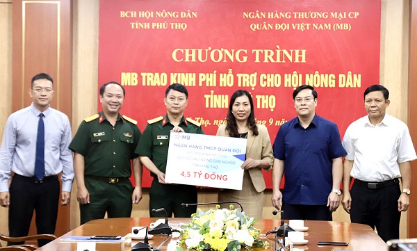 Phú Thọ: Trao 4,5 tỷ đồng cho Quỹ hỗ trợ nông dân nghèo