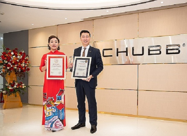 Đại diện Chubb Life Việt Nam nhận giải “Top 10 Doanh nghiệp Bảo hiểm Nhân thọ uy tín năm 2020” và “Top 500 doanh nghiệp tăng trưởng nhanh nhất Việt Nam năm 2020”.