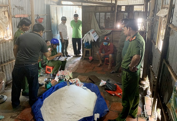 An Giang: Bắt quả tang hai vợ chồng sản xuất trà và bột ngọt giả