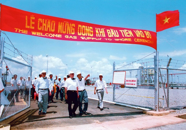 Hình ảnh Thủ tướng Võ Văn Kiệt tham dự Lễ đón Dòng khí đầu tiên vào bờ năm 1995