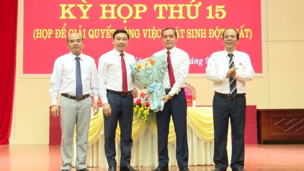 Bí thư Thành ủy Phúc Yên Nguyễn Văn Mạnh tặng hoa chúc mừng đồng chí Hoàng Trọng Lợi được bầu giữ chức Phó Chủ tịch UBND thành phố nhiệm kỳ 2016-2021.