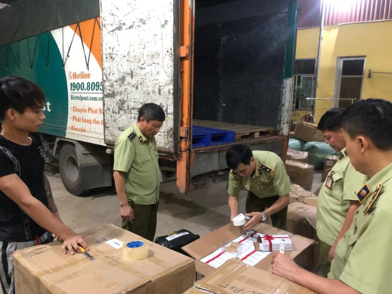 Lạng Sơn: Thu giữ hàng nghìn sản phẩm nhập lậu trên xe chuyển phát nhanh của Viettel Post