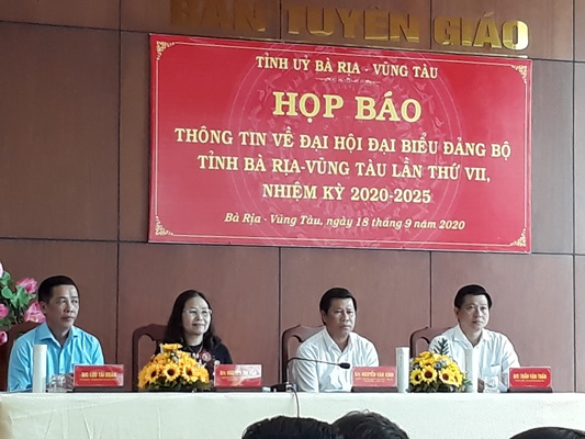 Bà Nguyễn Thị Yến - Phó Bí thư thường trực Tỉnh ủy cùng đại diện Ban Tuyên giáo, Ban Tổ chức Tỉnh ủy chủ trì buổi họp báo
