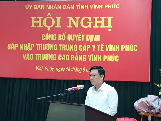 Ông Vũ Việt Văn, phó Chủ tịch UBND tỉnh Vĩnh Phúc phát biểu hội nghị