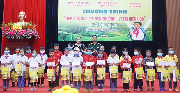Lãnh đạo đại diện Hội Khuyến học tỉnh và Lãnh đạo đại diện cho Viettel Phú Thọ trao học bổng 