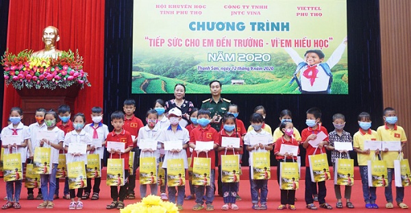 Phú Thọ: Hỗ trợ trên 5,1 tỷ đồng cho học sinh và nhà trường trong dịp đầu năm học 2020 - 2021