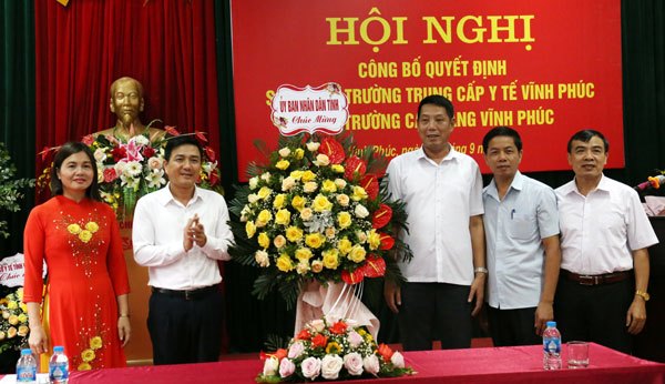 Ông Vũ Việt Văn, Phó Chủ tịch UBND tỉnh Vĩnh Phúc tặng hoa chúc mừng Ban Giám hiệu Trường Cao đẳng Vĩnh Phúc