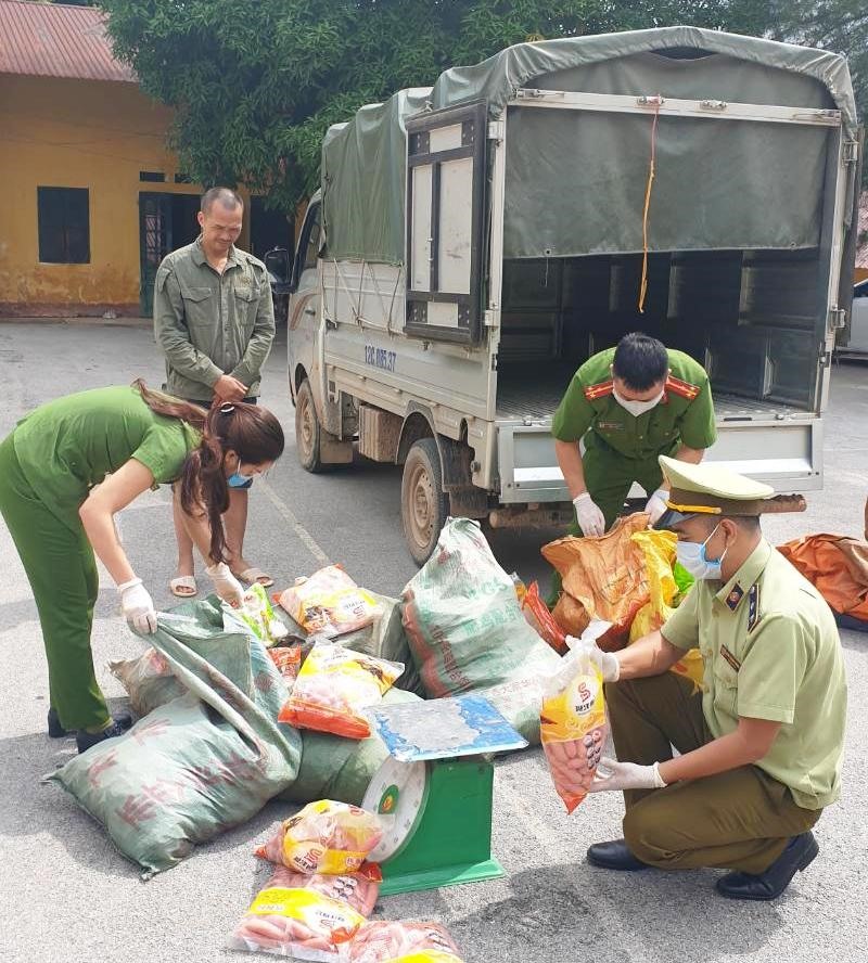 Phát hiện 5.000 cây xúc xích mốc meo chuẩn bị tuồn ra thị trường