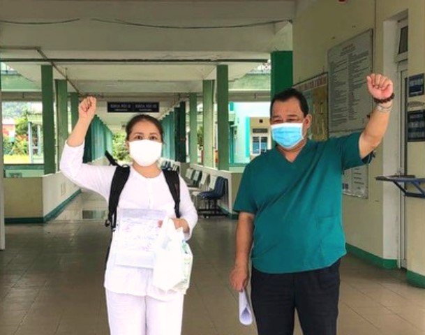Nữ bệnh nhân mắc COVID-19 cuối cùng được điều trị tại bệnh viện Phổi Đà Nẵng đã ra viện.