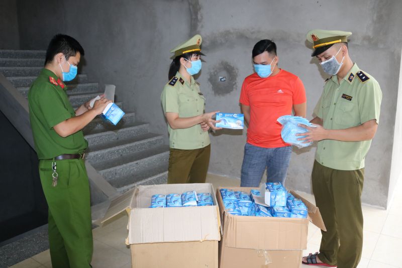 Đội QLTT số 1 - Cục Quản lý thị trường tỉnh Thái Nguyên phối hợp với phòng cảnh sát môi trường - Công an tỉnh Thái Nguyên thu giữ 5.000 chiếc khẩu trang y tế không rõ nguồn gốc xuất xứ