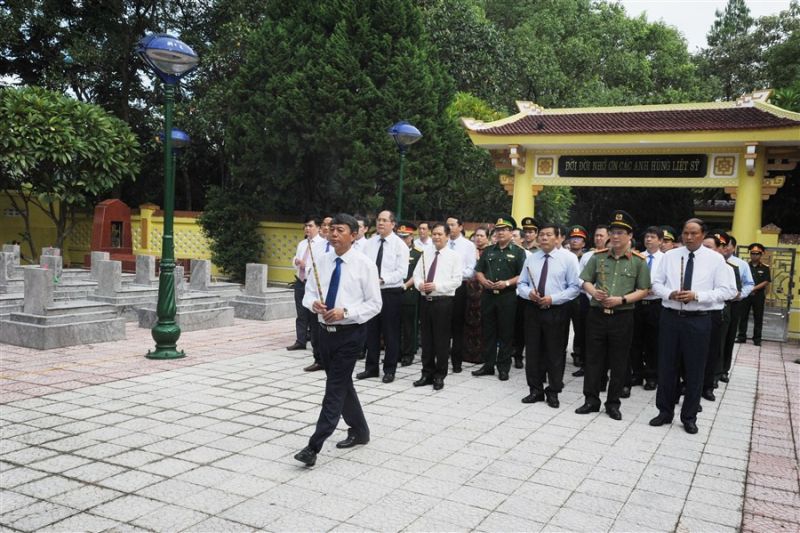 Đoàn đại biểu tỉnh dâng hương tại Nghĩa trang Liệt sĩ Đông Khê (Thạch An).