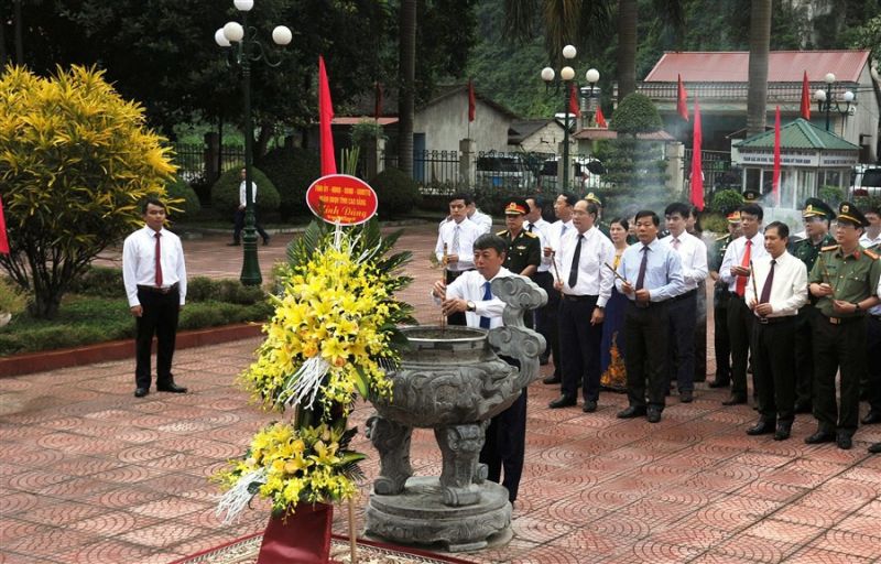 Chủ tịch UBND tỉnh Hoàng Xuân Ánh dâng hương tại Nhà tưởng niệm Chủ tịch Hồ Chí Minh, Khu di tích Quốc gia đặc biệt địa điểm Chiến thắng Biên giới năm 1950, xã Đức Long (Thạch An.)