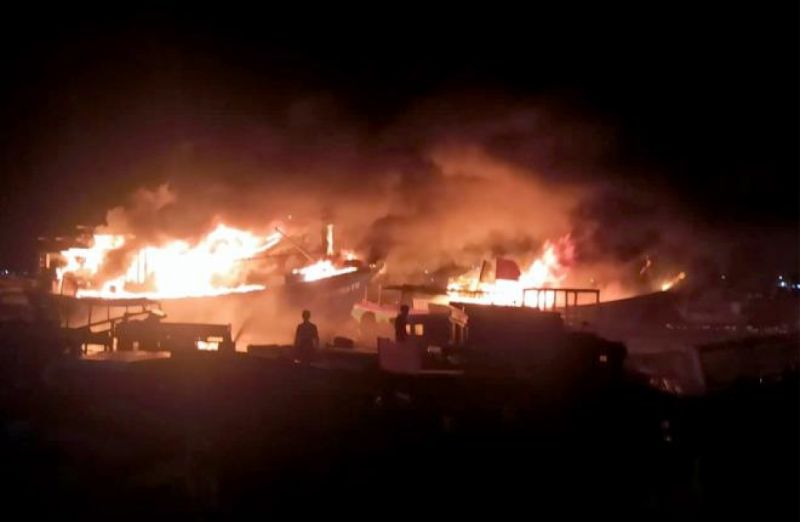 Cam Ranh: Chập điện, lửa thiêu rụi nhiều tàu, xuồng