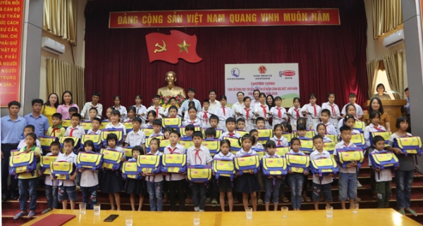 Trao tặng 16 xe đạp và 50 cặp sách đồ dùng học tập cho trẻ có hoàn cảnh khó khăn xã Hồ Sơn