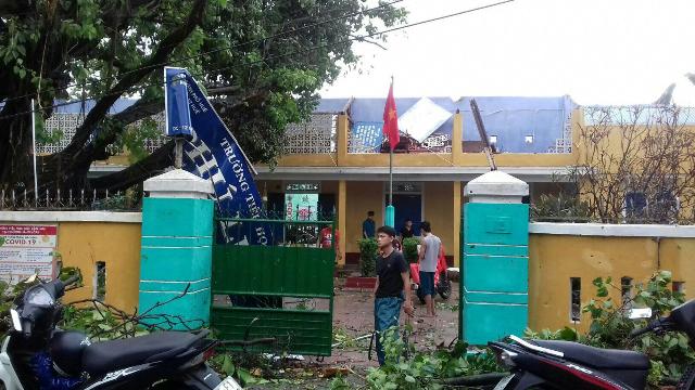 Trường tiểu học Phú Lưu- phường Vỹ Dạ bị đổ sập 4 phòng học