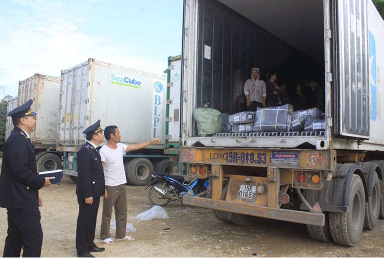Xuất nhập khẩu hàng hóa tại cửa khẩu Tà Lùng huyện Phục Hòa, tỉnh Cao Bằng.