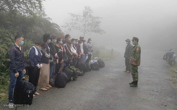 Nhiều lao động bất hợp pháp người Việt từ bên kia biên giới đã lợi dụng thời tiết để trở về.