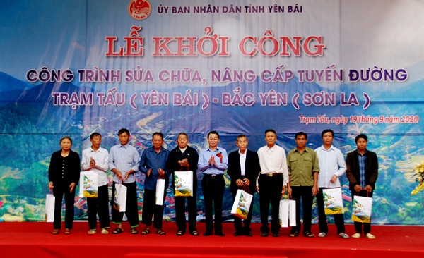Chủ tịch UBND tỉnh Yên Bái tặng quà cho các gia đình tiêu biểu hiến đất làm đường.
