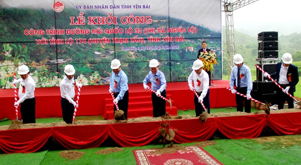 Lễ khởi công đường nối huyện Trạm Tấu (Yên Bái) với huyện Bắc Yên (Sơn La).