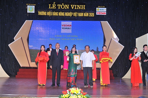 Đại diện Vedan nhận chứng nhận “Thương hiệu vàng nông nghiệp Việt Nam” sản phẩm phân hữu cơ khoáng Vedagro dạng viên