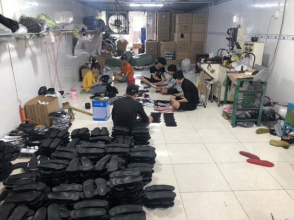 Bình Dương: Phát hiện cơ sở sản xuất dép nghi giả mạo nhãn hiệu Adidas