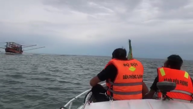 Đồn Biên phòng Nhật Lệ triển khai đội hình ứng cứu người bị nạn trên biển