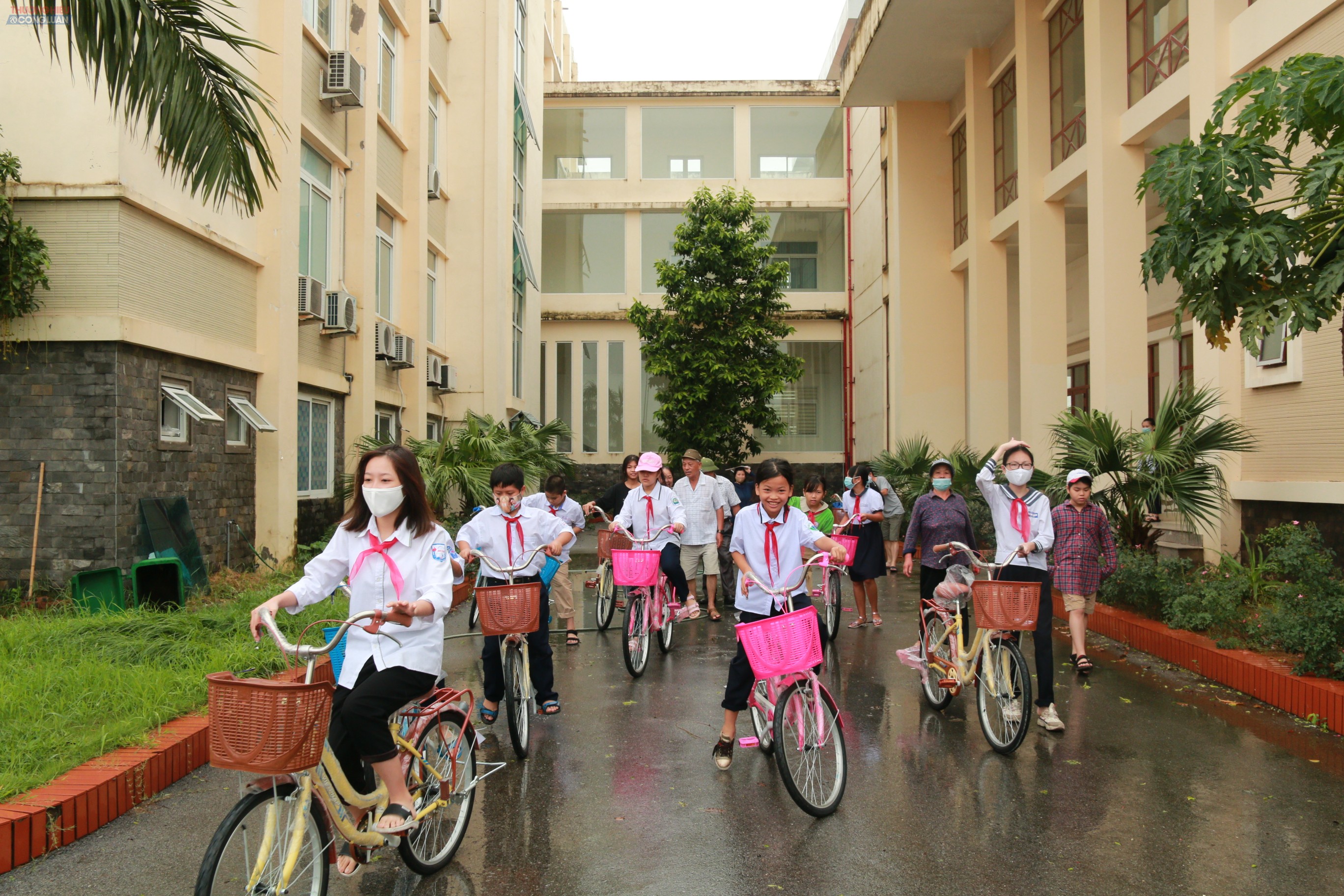 Nụ cười nở rộ trên môi khi các em được nhận xe đạp do công ty CP nhựa Thiếu niên Tiền Phong trao tặng
