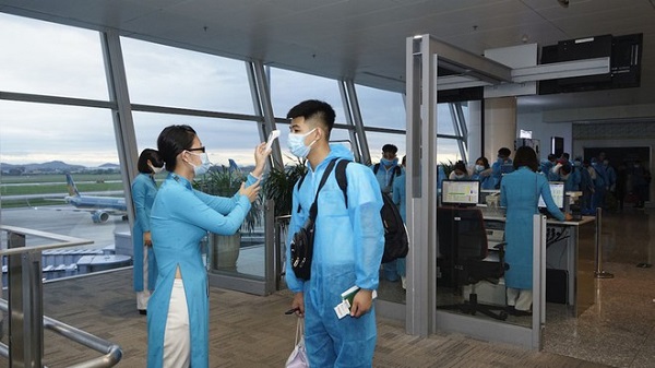 Nhân viên sân bay kiểm tra thận nhiệt hành khách
