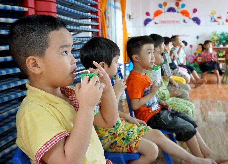 Học sinh mầm non tại Trường mầm non phường Bình Định trong giờ uống sữa học đường
