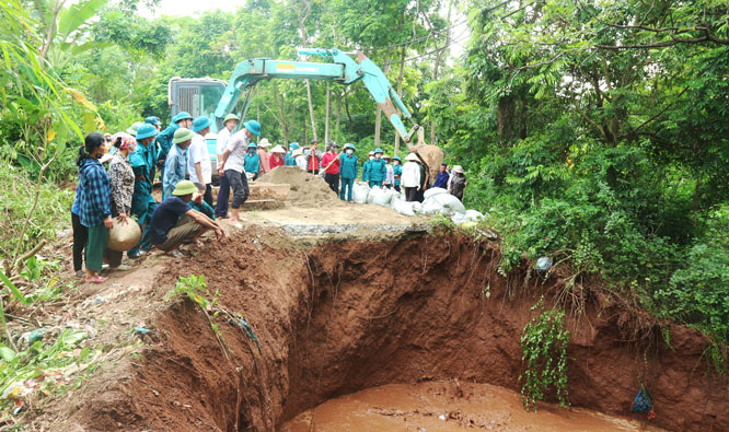 Hà Nội: Công bố tình trạng khẩn cấp sự cố sập cống qua đê hữu Đáy
