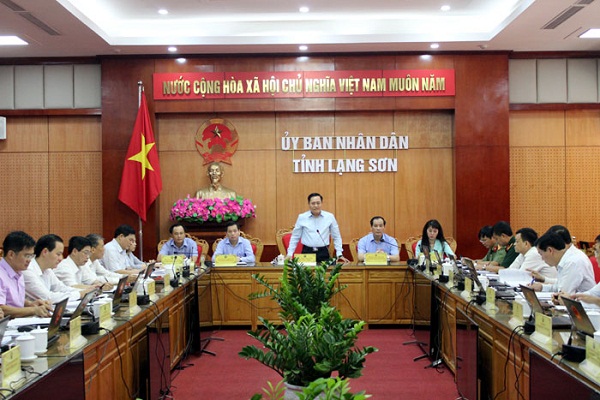 Chủ tịch UBND tỉnh, Hồ Tiến Thiệu phát biểu tại phiên họp