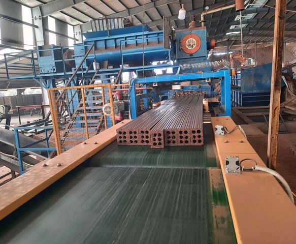 Gạch được chạy tr&ecirc;n d&acirc;y chuyền sản xuất hiện đại