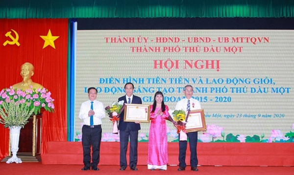 Ông Lê Nguyên Hòa (thứ 2 từ trái qua), Phó chủ tịch HĐQT NutiFood đại diện gần 6000 cán bộ nhân viên đón nhận Huân chương Lao động Hạng 3.