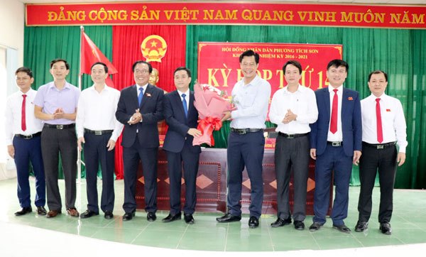 Lãnh đạo thành phố tặng hoa chúc mừng tân chủ tịch UBND phường Tích Sơn