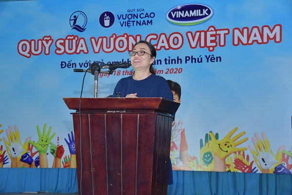Bà Phạm Thị Minh Hiền, Phó Giám đốc Sở Lao động Thương binh và Xã hội tỉnh Phú Yên chia sẻ trong chương trình trao tặng sữa.