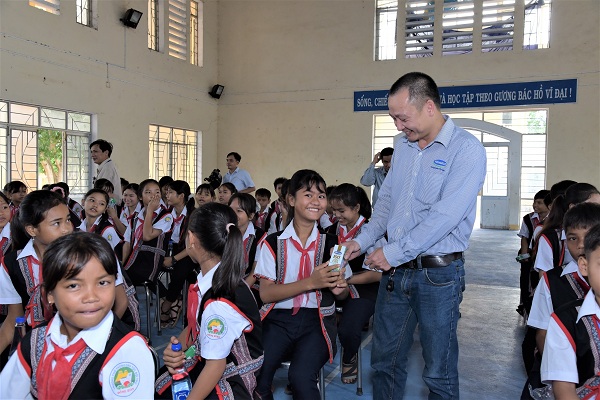 Các đại biểu trao tặng sữa tận tay các em học sinh tại chương trình Lễ trao tặng sữa của Quỹ sữa Vươn cao Việt Nam tại Phú Yên.