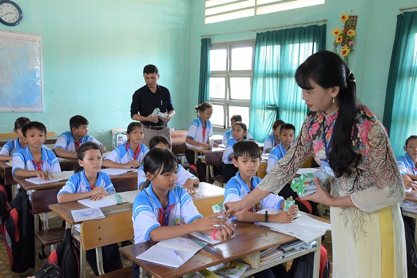 Những ly sữa được các thầy cô giáo trao đến tay các em học sinh trường Phổ thông Dân tộc Nội trú huyện Đồng Xuân
