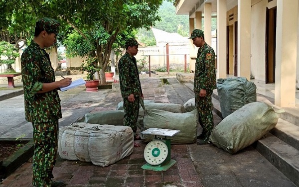 Lực lượng chức năng Đồn Biên phòng cửa khẩu Chi Ma (Lạng Sơn) vừa phát hiện vụ buôn lậu thuốc bắc, thu giữ hơn 400kg nguyên liệu thuốc bắc nhập lậu.