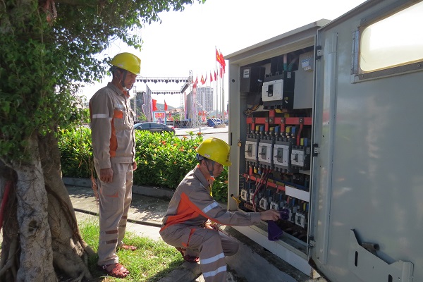 Công nhân Điện lực thành phố Hạ Long kiểm tra thông số kỹ thuật, trước ngày diễn ra Đại hội