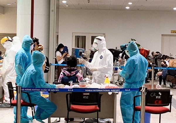 Khi nhập cảnh tại sân bay quốc tế Nội Bài, các đơn vị chuyên môn sẽ kiểm tra giấy xác nhận âm tính với SARS-CoV-2; thực hiện đo thân nhiệt, kiểm tra y tế để phát hiện các trường hợp nghi ngờ mắc bệnh