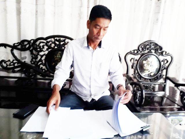 Ông Nguyễn Quốc Anh- GĐ Công ty TNHH Quốc Anh đang trao đổi với nhà báo