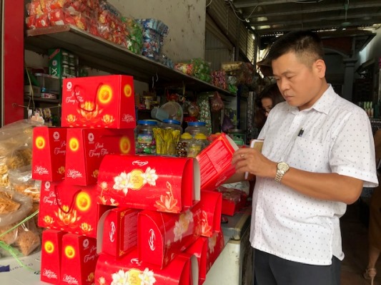 Đoàn kiểm tra liên ngành ATTP kiểm tra bánh trung thu tại một hộ kinh doanh ở thị trấn Hợp Hòa, huyện Tam Dương