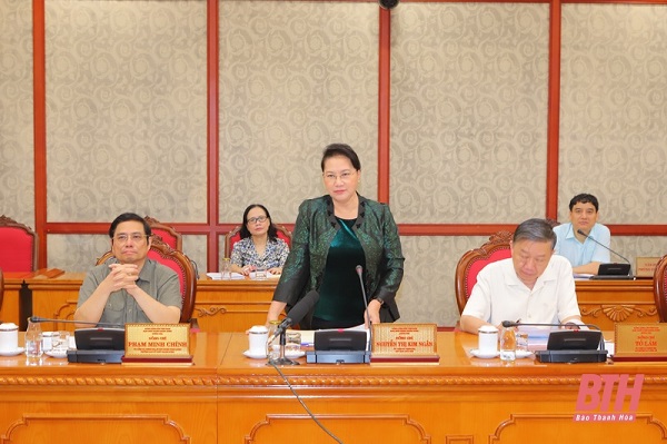Đồng chí Nguyễn Thị Kim Ngân, Ủy viên Bộ Chính trị, Chủ tịch Quốc hội phát biểu kết luận buổi làm việc